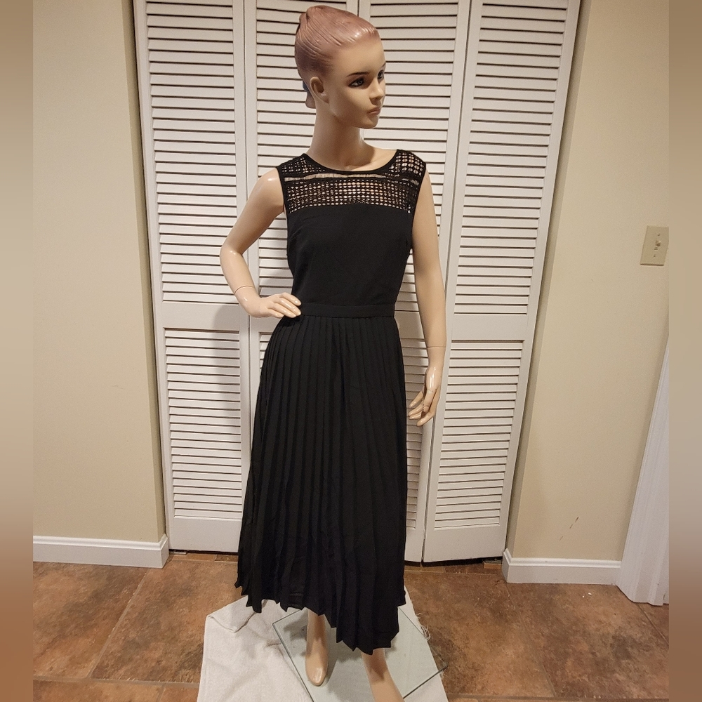 Fervour Fit Flare Black Sleeveless Lace Crochet Pleated Dress sz Medium ZIPPER
